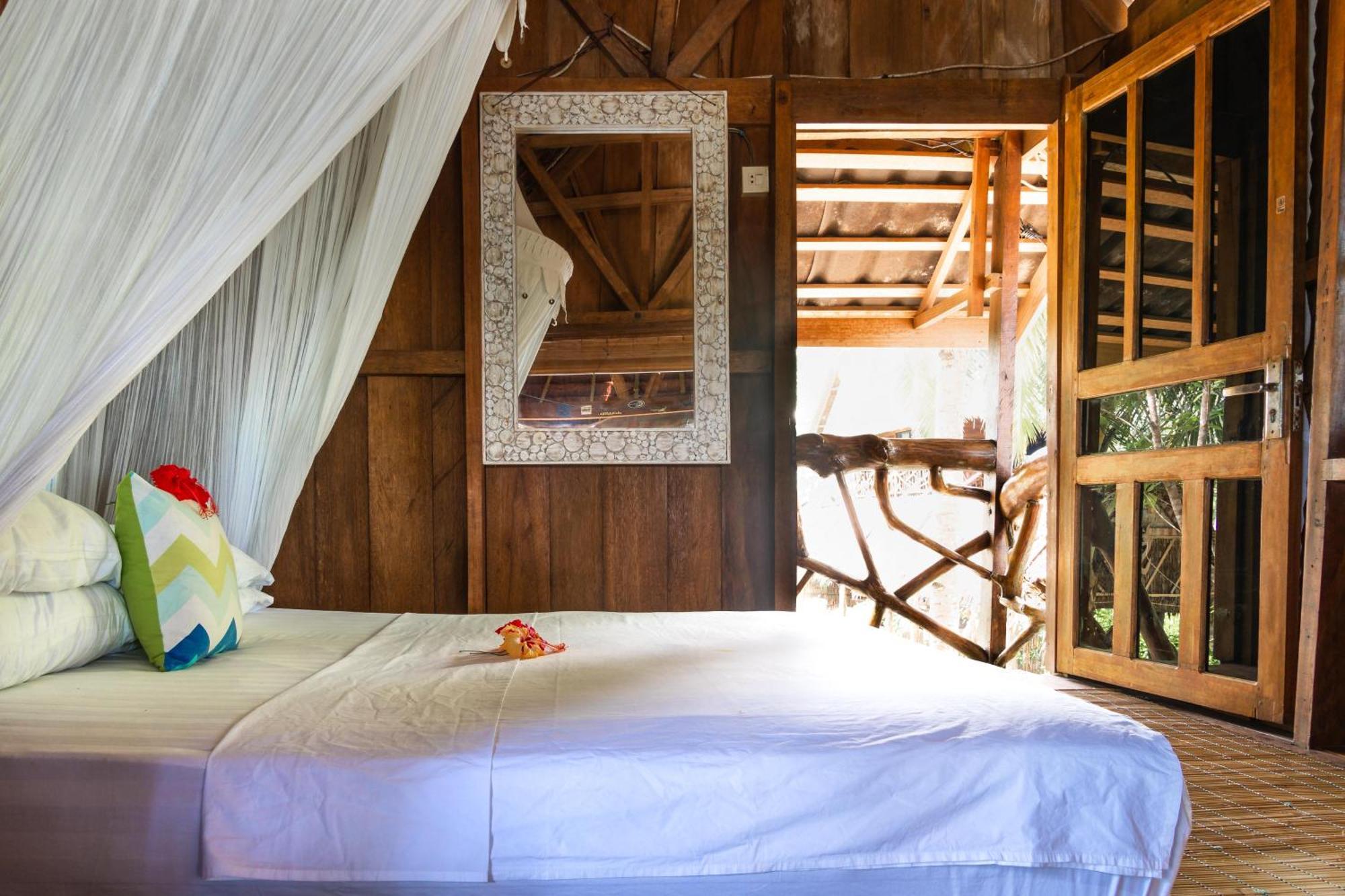 Mentawai Surf Camp Hotel Muarasiberut Buitenkant foto
